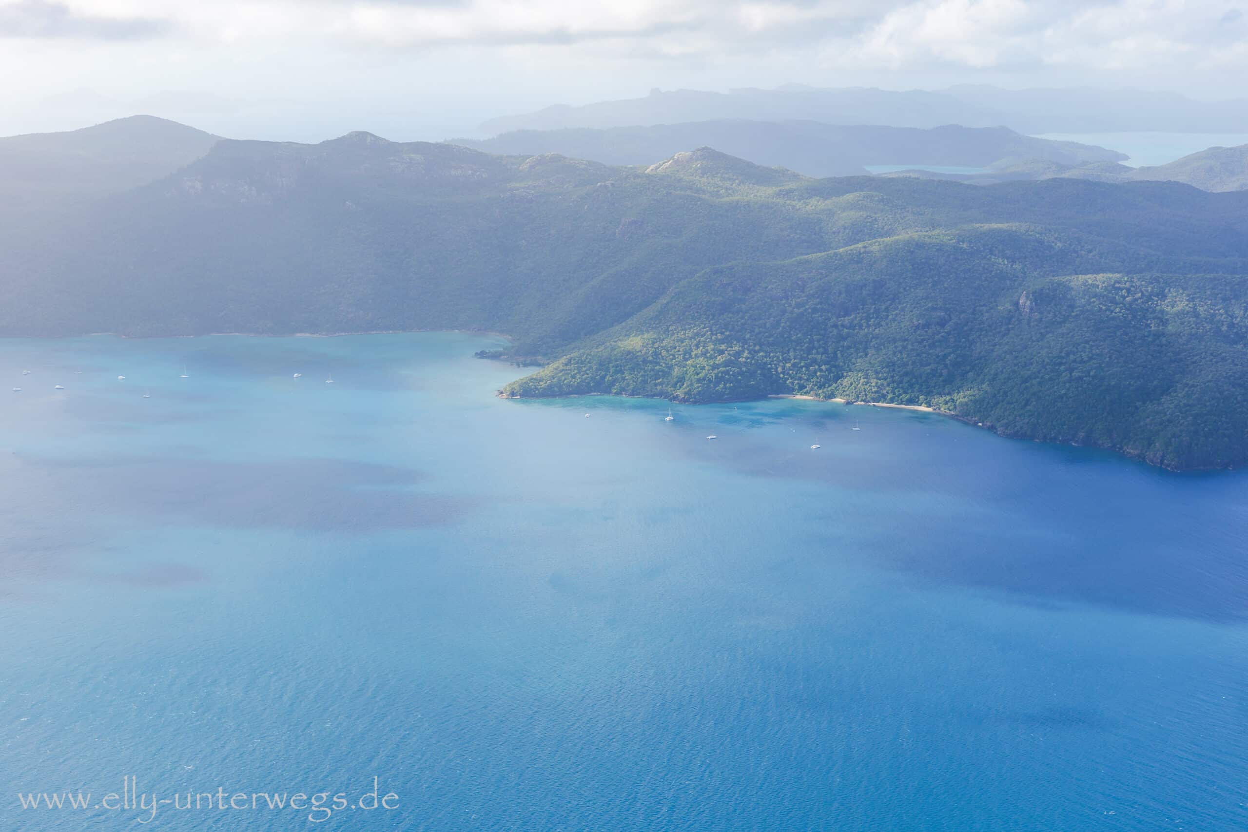 Regenwolken in der Ferne über den Whitsunday Islands