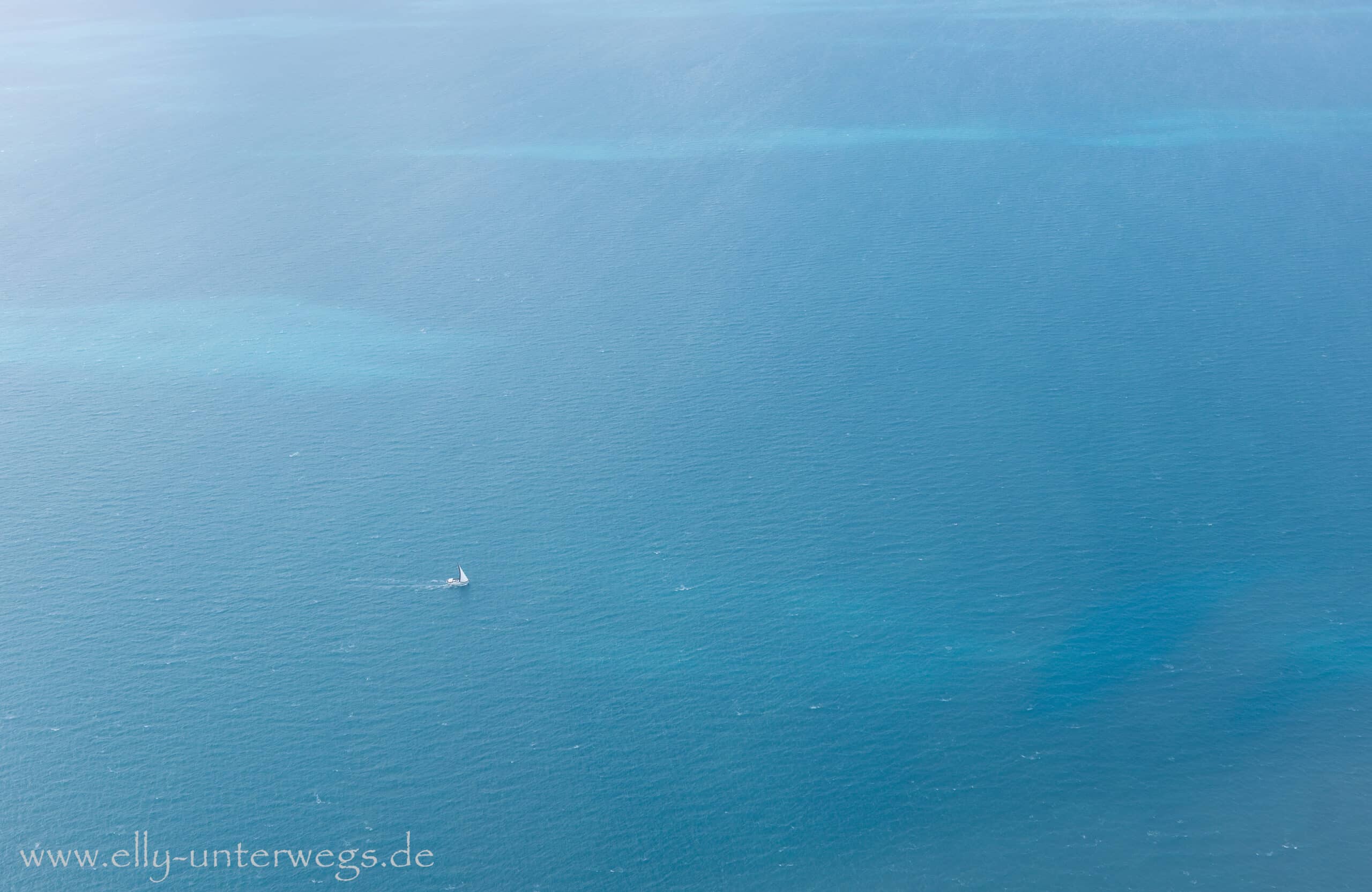 Blaue Meeresstraße zwischen zwei Whitsunday Islands