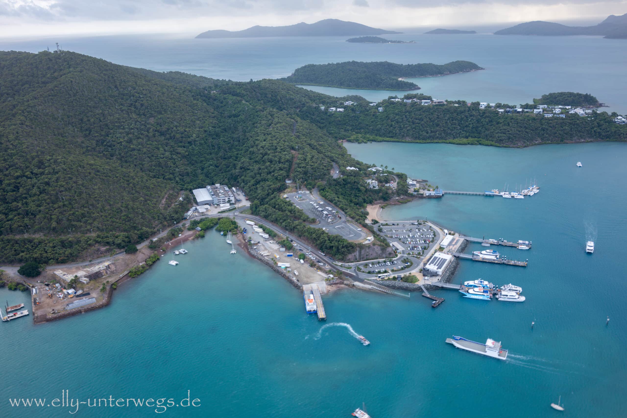 Küste und türkisfarbenes Meer bei Airlie Beach aus der Luft