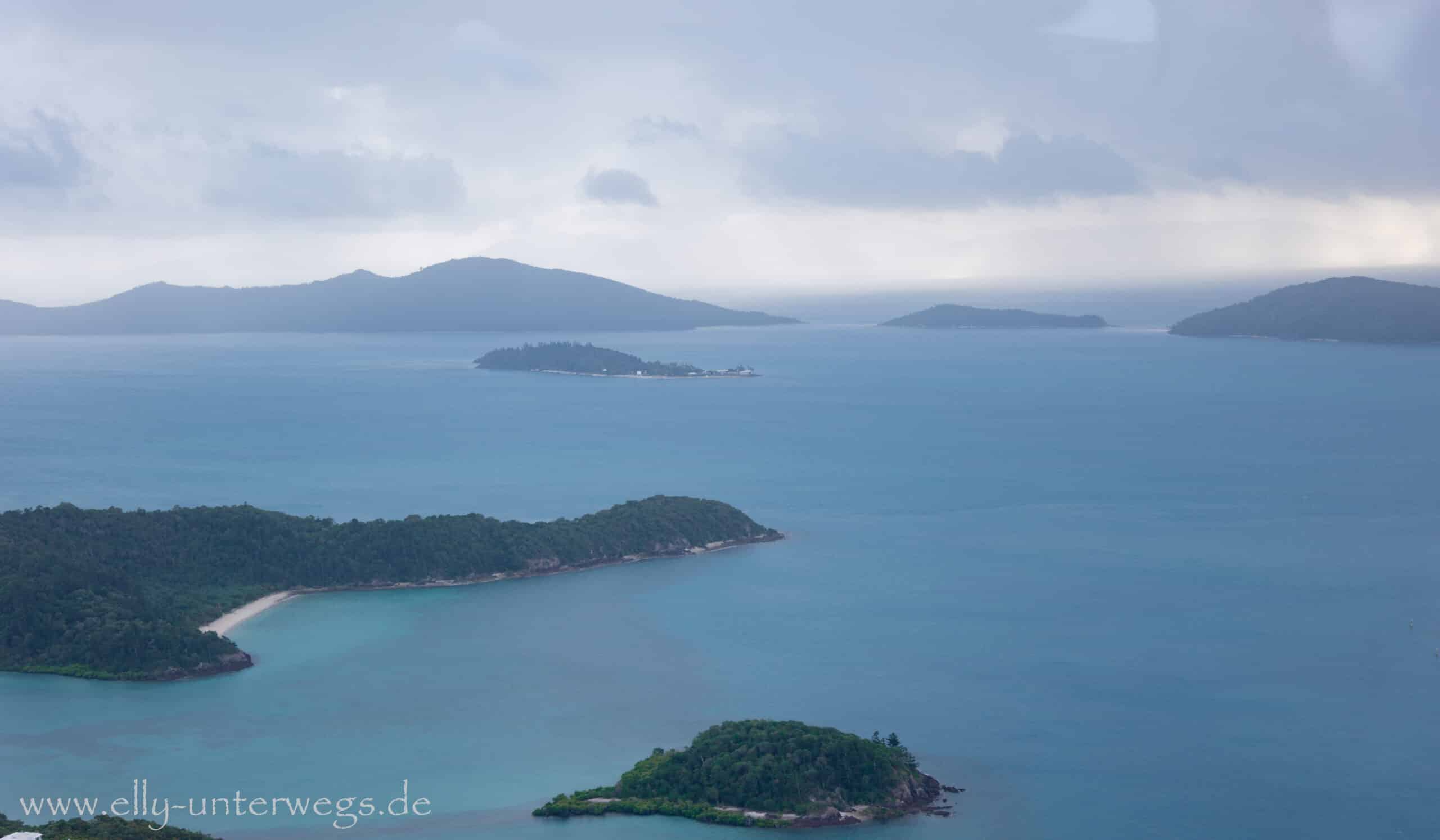 Tiefe Wolken über den Whitsunday Islands beim Rundflug