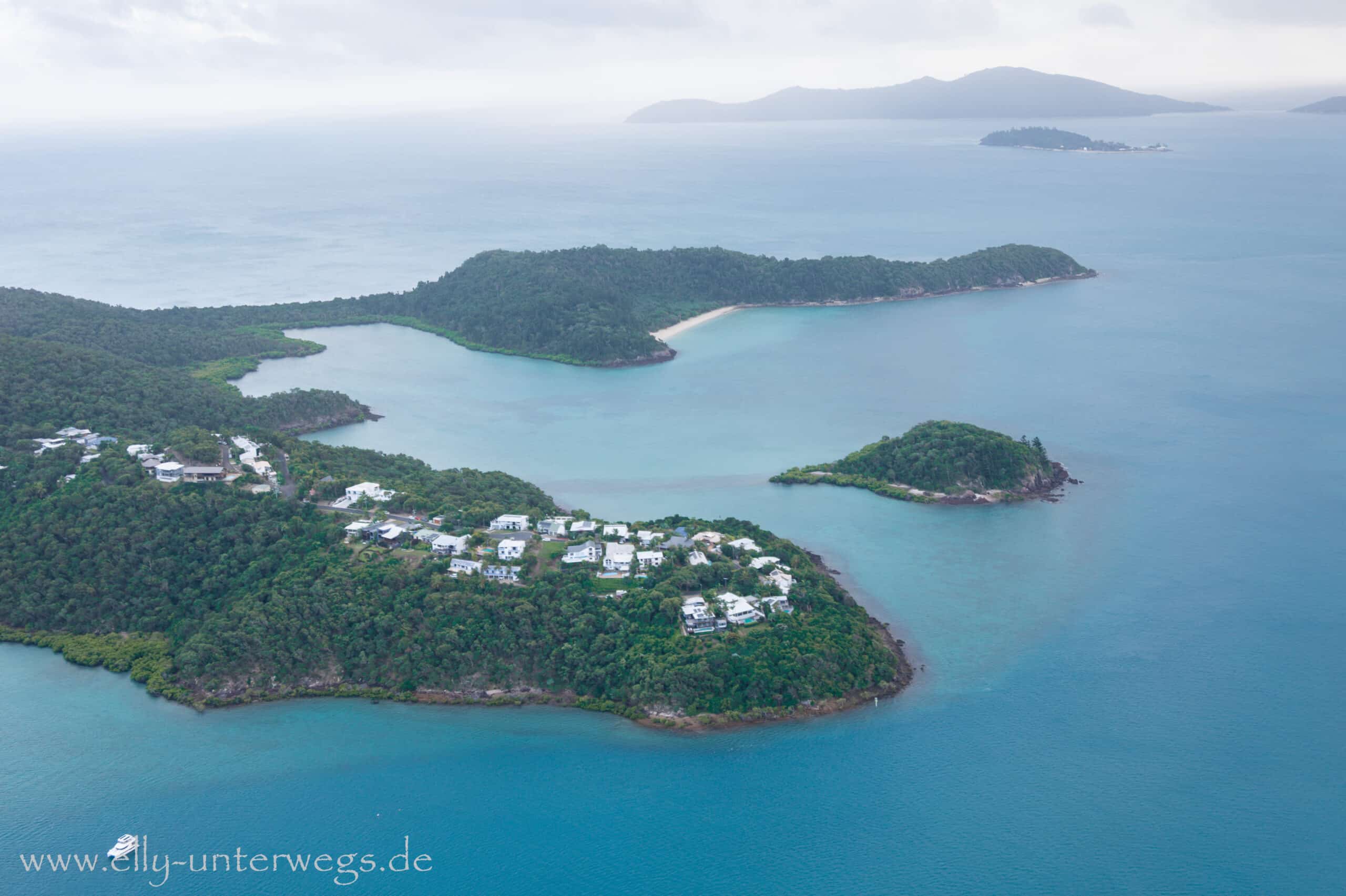 Kleine Inseln der Whitsundays im blauen Meer