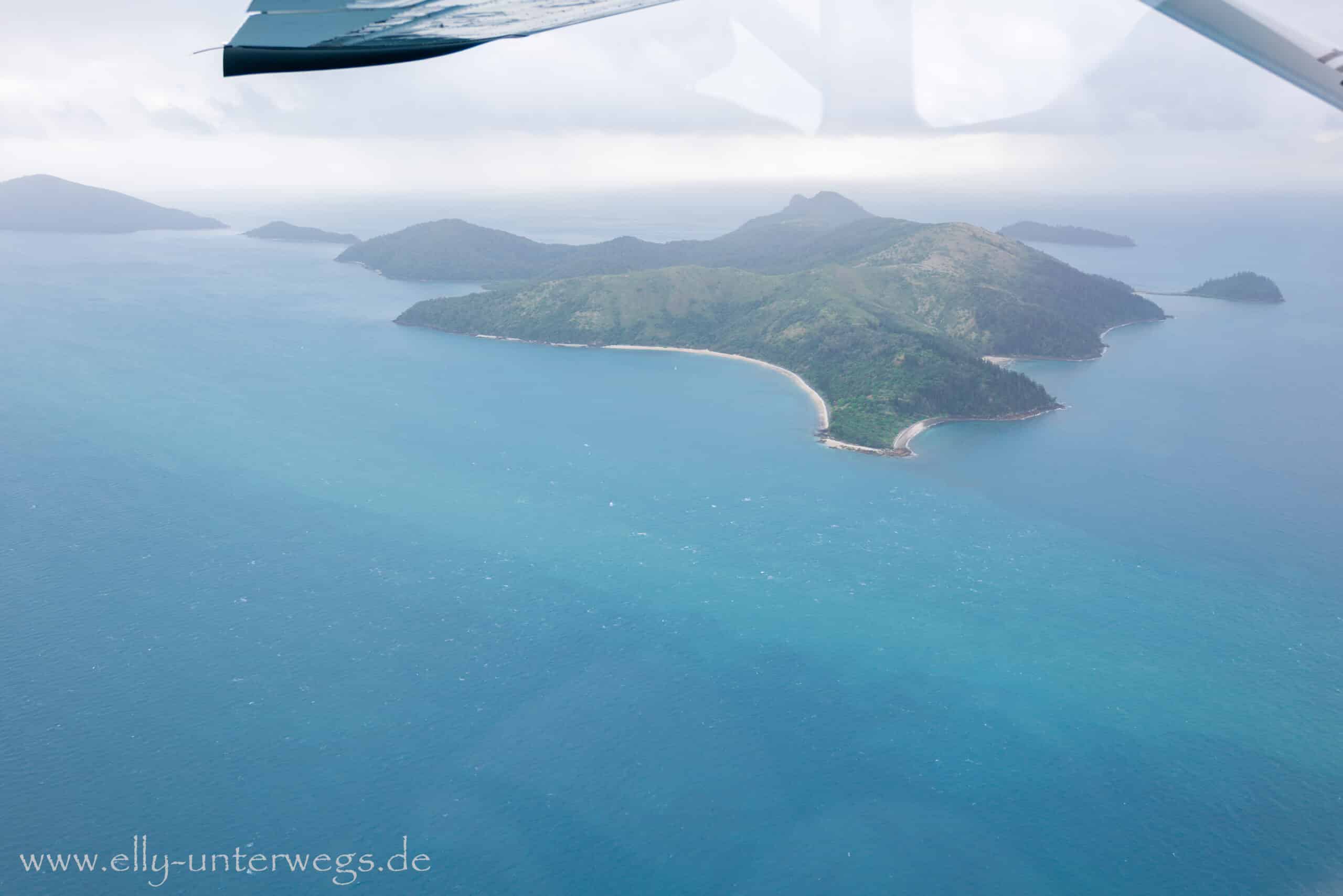 Whitsunday Island unter einer geschlossenen Wolkendecke