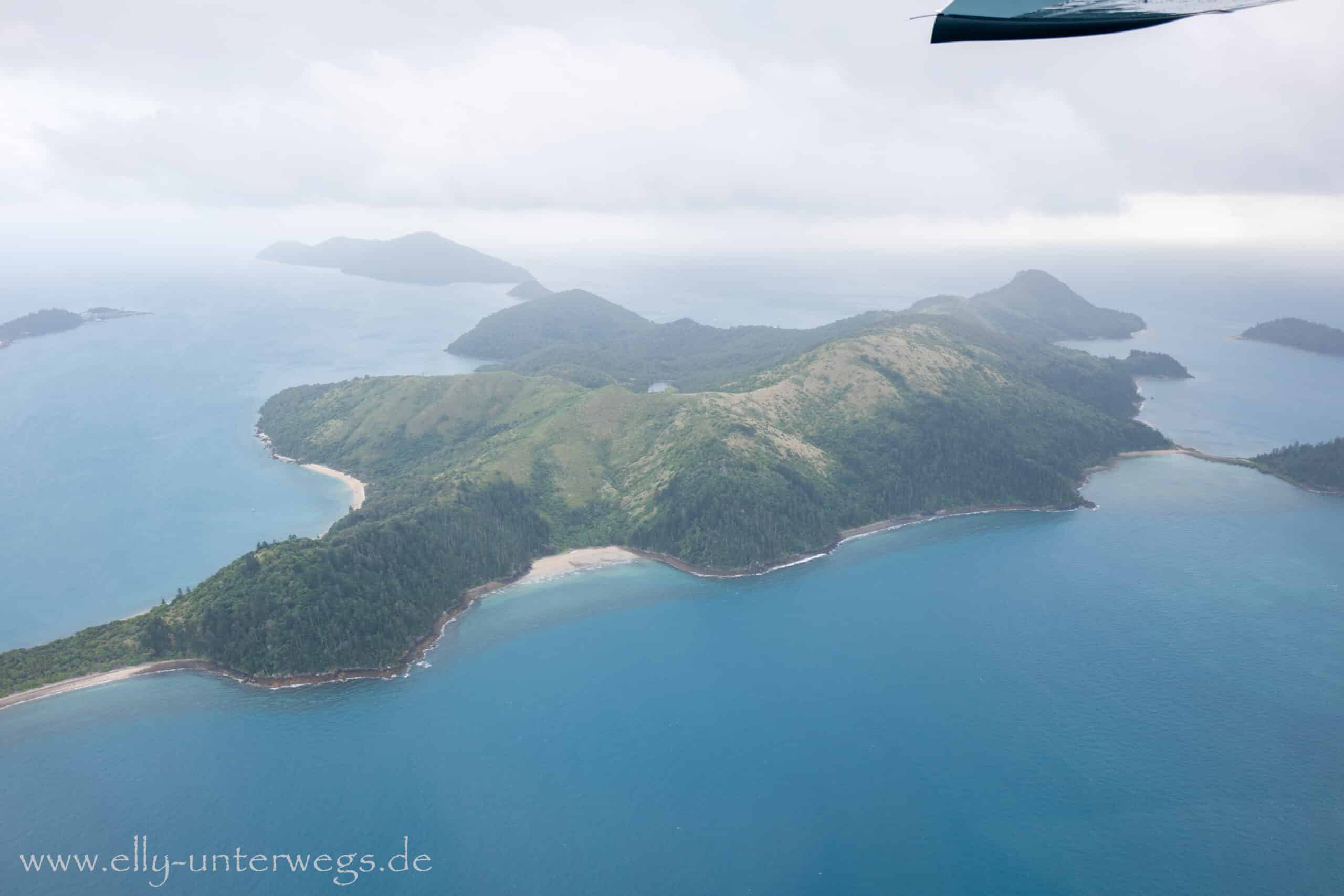 Grüne Whitsunday Island mit heller Küstenlinie