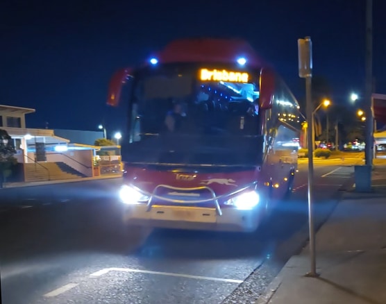 Greyhound-Bus in Mackay vor der Nachtfahrt nach Hervey Bay