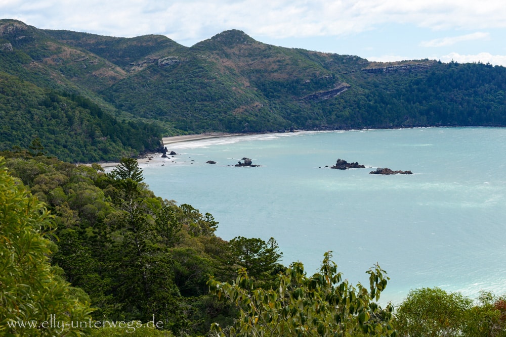 Aussicht vom Andrews Point Track auf die Küste und Inseln vor Cape Hillsborough