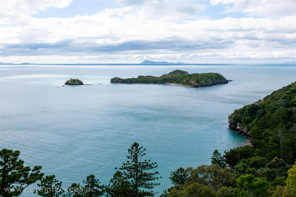 Aussicht vom Andrews Point Track auf die Küste und Inseln vor Cape Hillsborough