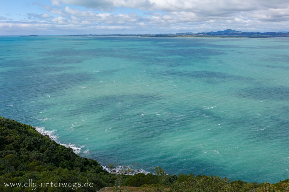 Aussicht vom Andrews Point Track auf die Küste und Inseln vor Cape Hillsborough