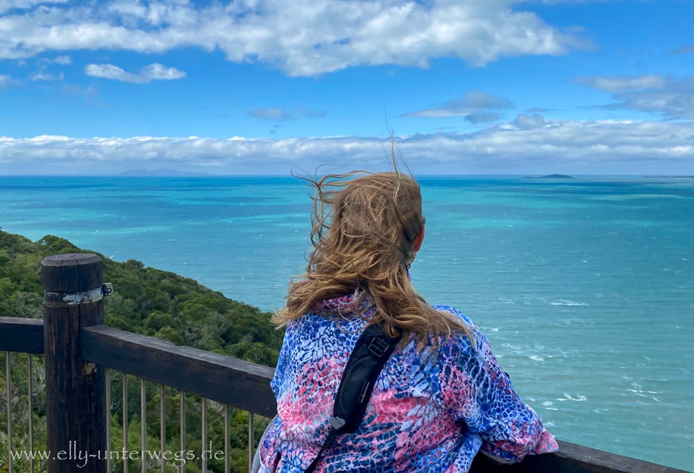 Aussicht vom Andrews Point Track auf die Küste und Inseln vor Cape Hillsborough