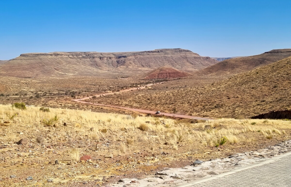 Von Windhoek Richtung Süden – unendlich scheinende Straßen und grandiose Berglandschaften