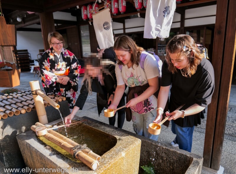 Japan: Reinigung vor dem Tempelbesuch