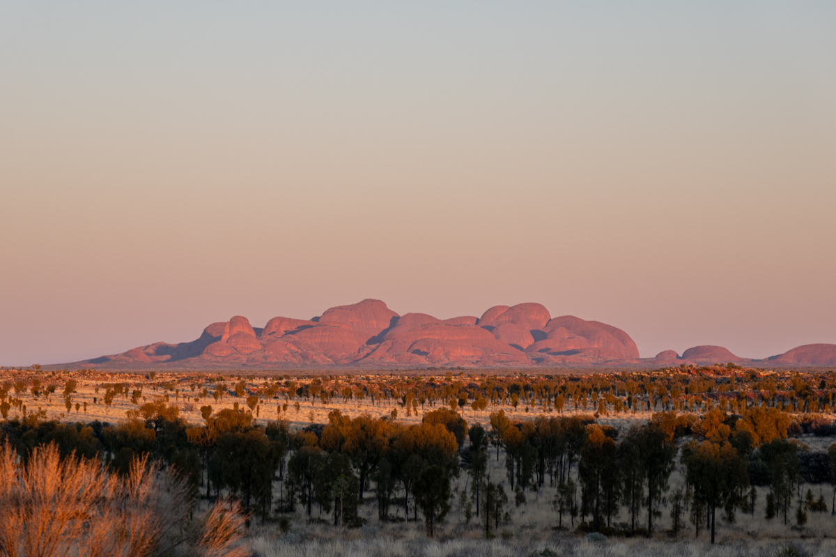 Stehtische und ruhige Szene auf der Plattform