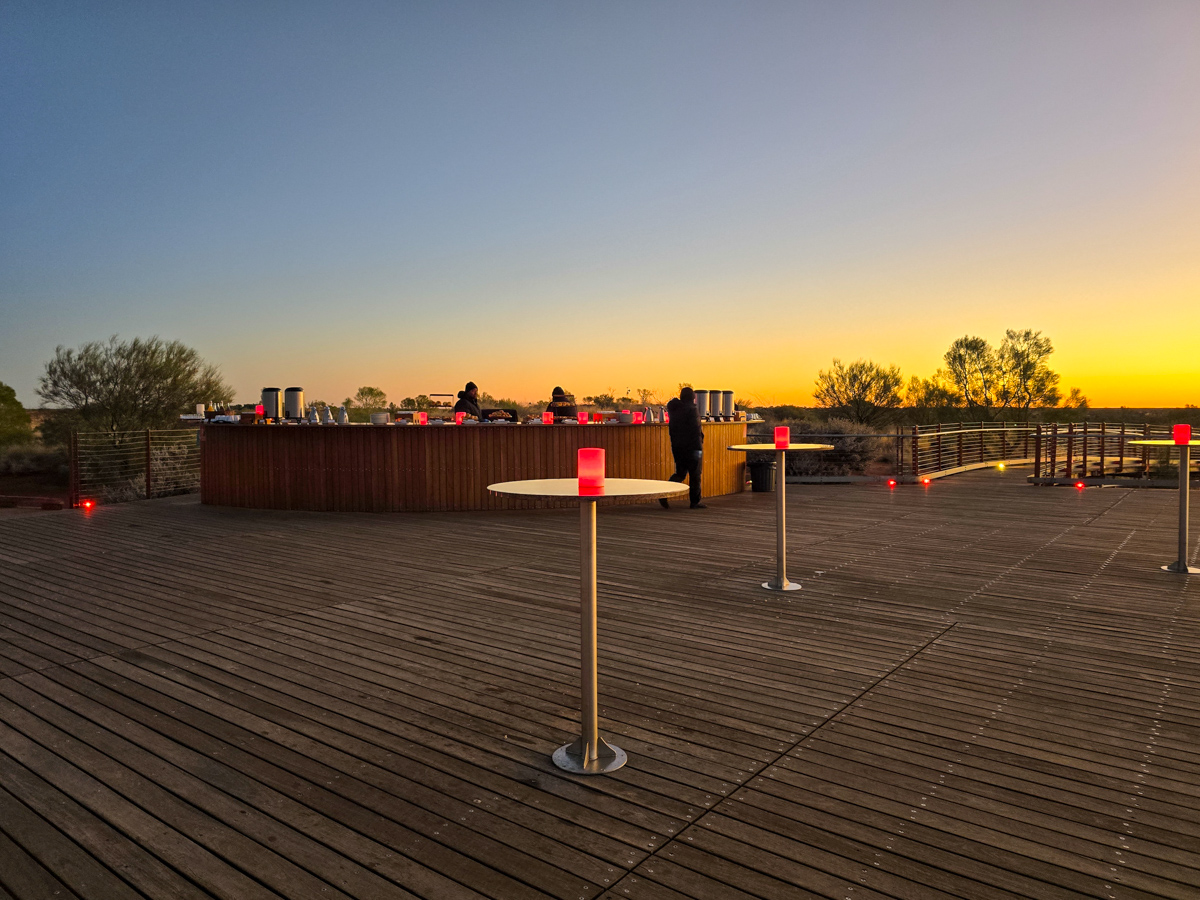 Frühstücksbuffet im ersten Tageslicht