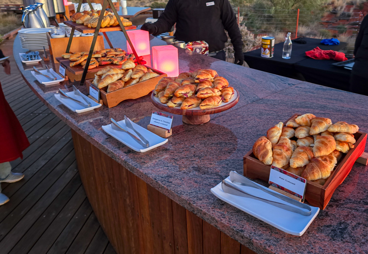 Stehtische mit Blick zum Uluṟu