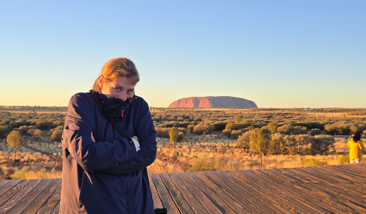 Blick Richtung Uluṟu im ersten Tageslicht