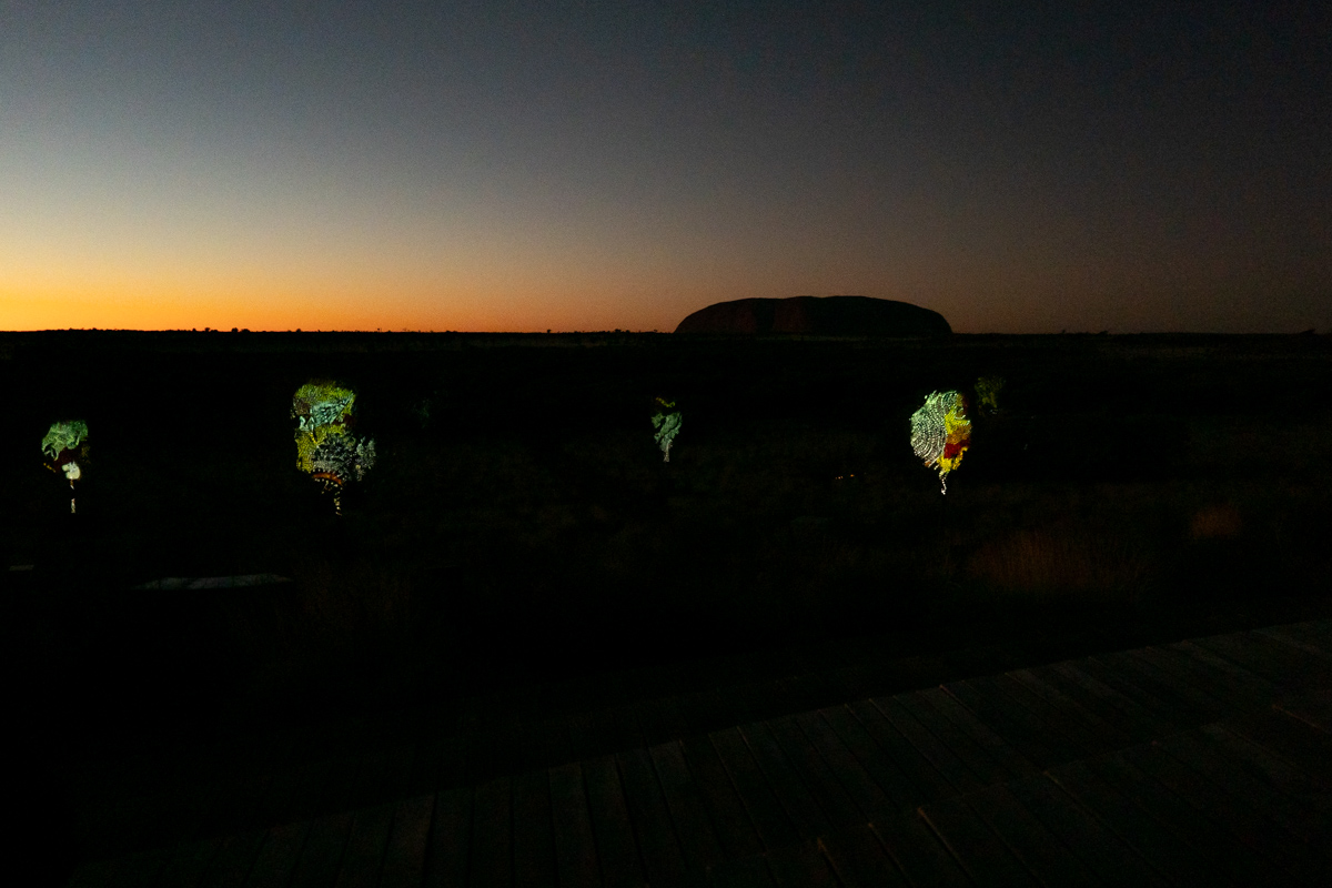 Dezente Wegbeleuchtung entlang der Plattform