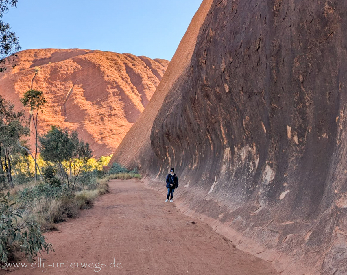 Uluru mit Person zur Größenreferenz am Base Walk