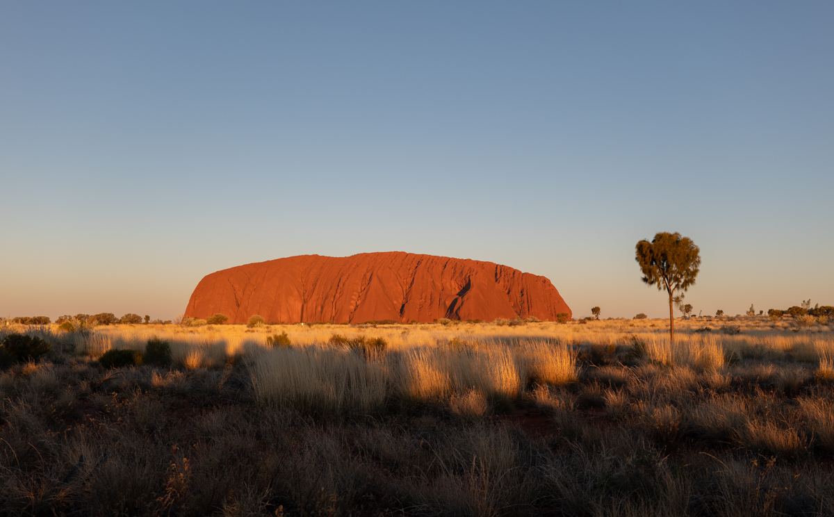 Uluru gegen den Abendhimmel mit sanften Farbübergängen