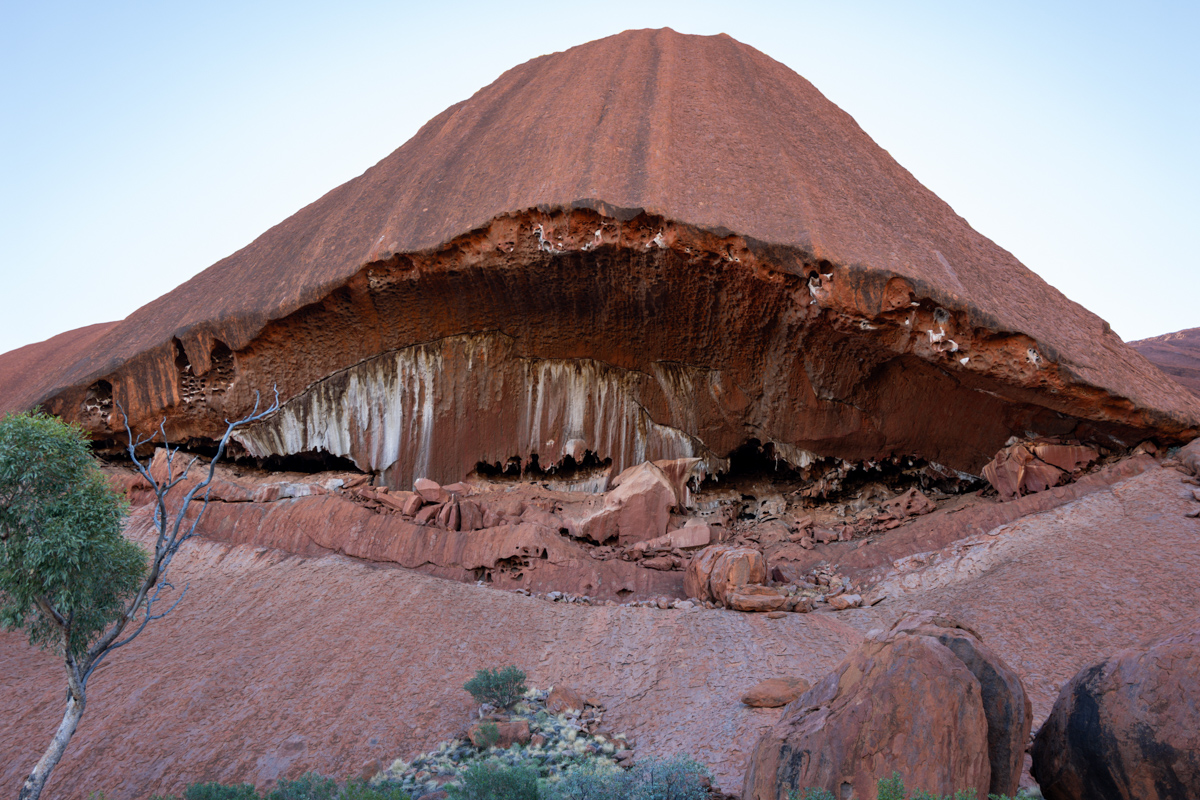 Uluru-Felswand mit markanter Ausbuchtung