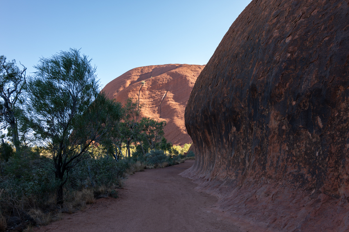 Blick entlang der Felswand des Uluru