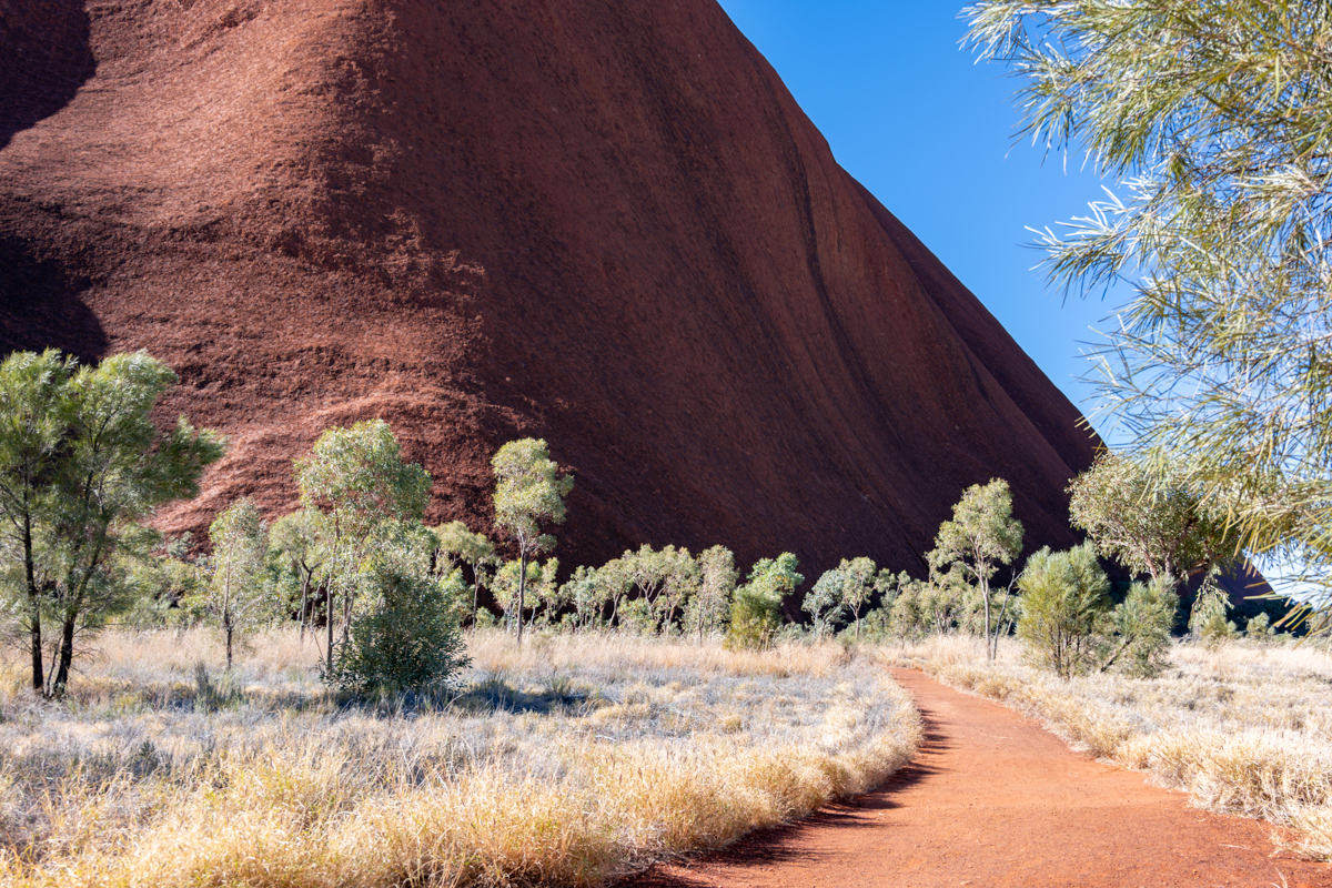 Kante des Monolithen mit typischer Rotfärbung