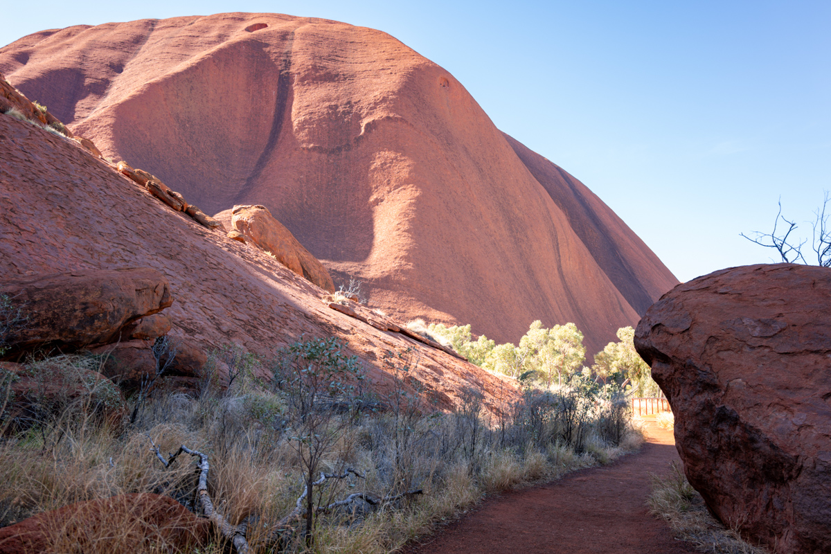 Erosionseinkerbungen am Uluru aus der Nähe