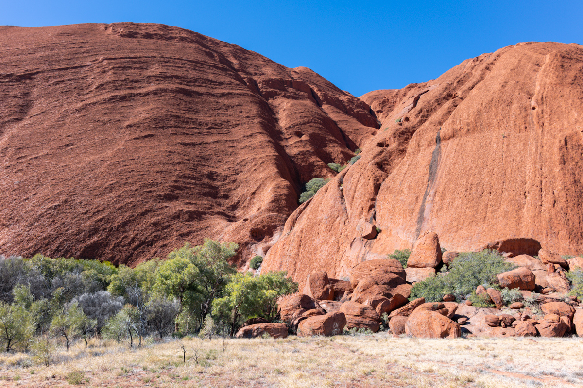 Rinnen und Schatten am roten Sandstein des Uluru